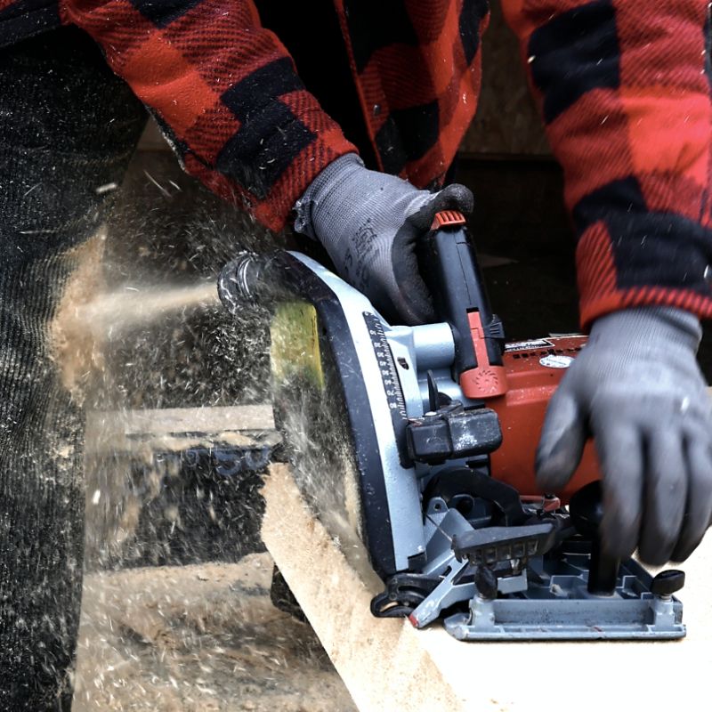 Zuschnitt eines Holzbalkens mit einer Handkreissäge